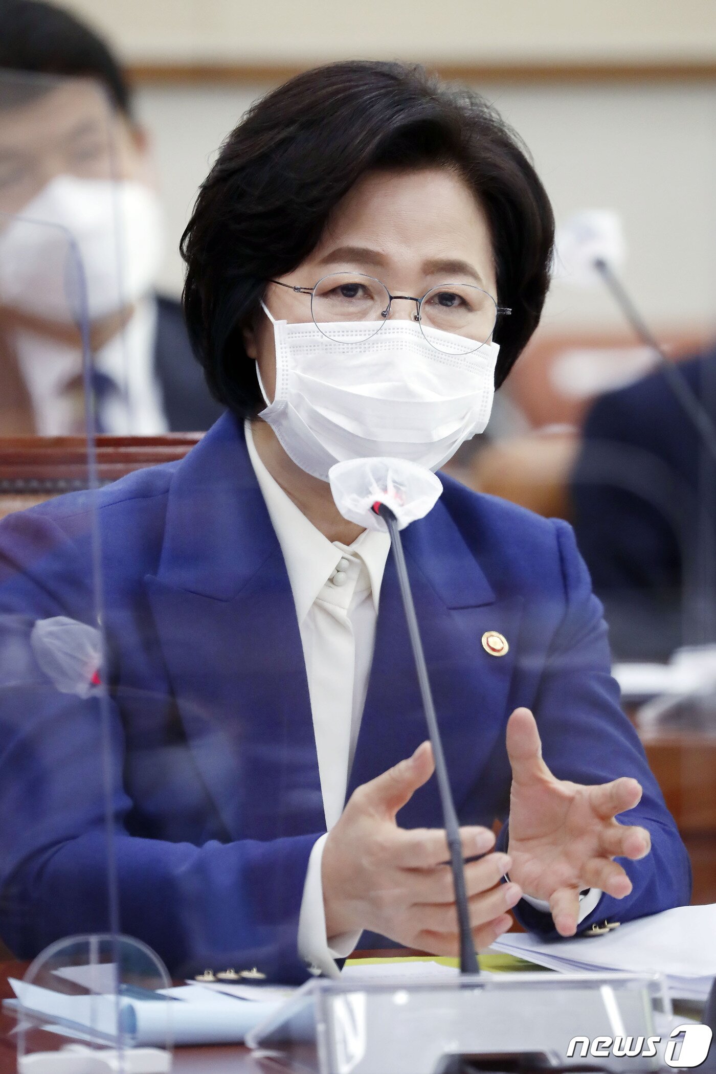 본문 이미지 - 추미애 법무부 장관이 26일 오전 서울 여의도 국회에서 열린 법제사법위원회의 법무부, 대법원 등에 대한 국정감사에서 의원 질의에 답변하고 있다. 2020.10.26/뉴스1 ⓒ News1 박세연 기자