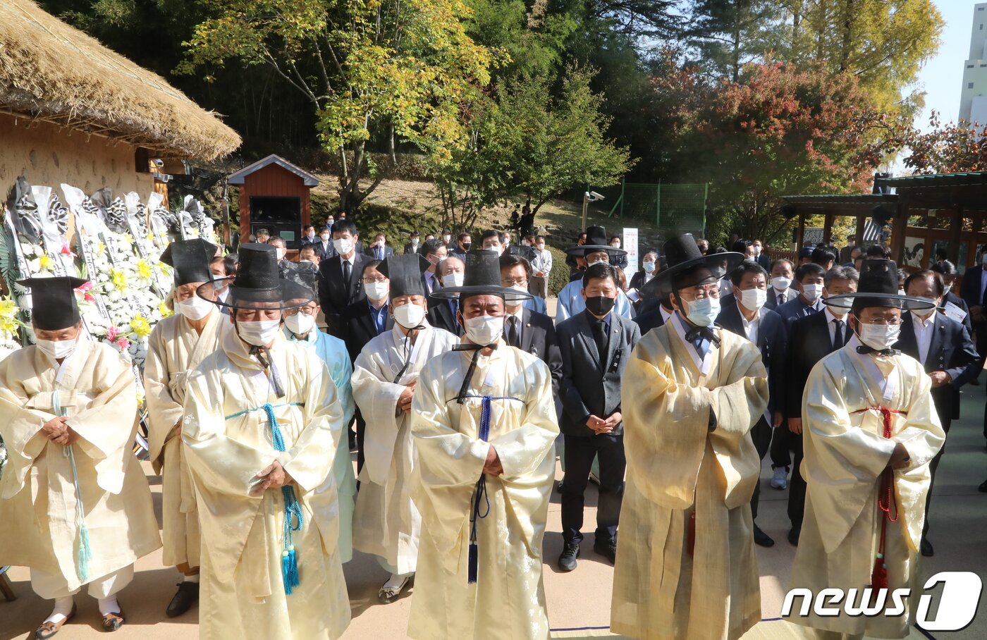 본문 이미지 - 26일 경북 구미시 박정희 생가에서 박 전 대통령 41주기 추모식이 열리고 있다. 이날 추모식은 코로나19로 추도식은 하지 않고 헌관들도 추모관 밖에서 대기하다가 제례때만 입장했고 추모객들은 야외 주차장에 마련된 대형 스크린으로 추모행사를 지켜본 후 제례가 끝난 후 헌화했다. 2020.10.26 뉴스1 ⓒ News1 정우용 기자