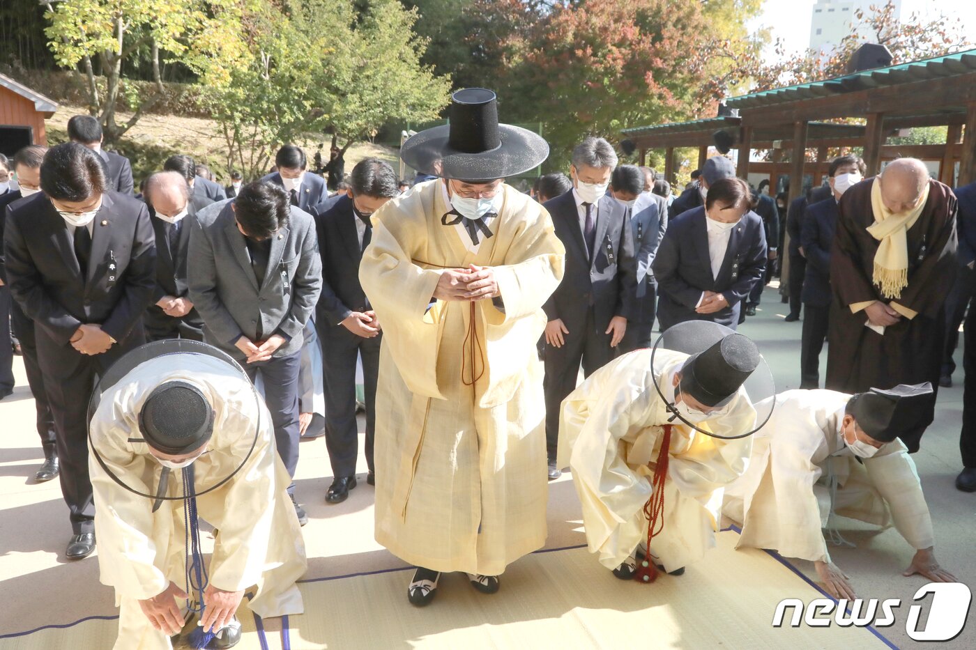 본문 이미지 - 26일 경북 구미시 박정희 생가에서 열린 박 전 대통령 41주기 추모식에서 헌관을 비롯한 참석자들이 야외에서 절을 올리고 있다. 이날 추모식은 코로나19로 추도식은 하지 않고 헌관들도 추모관 밖에서 대기하다가 제례때만 입장했고 추모객들은 야외 주차장에 마련된 대형 스크린으로 추모행사를 지켜본 후 제례가 끝난 후 헌화했다. 2020.10.26 뉴스1 ⓒ News1 정우용 기자