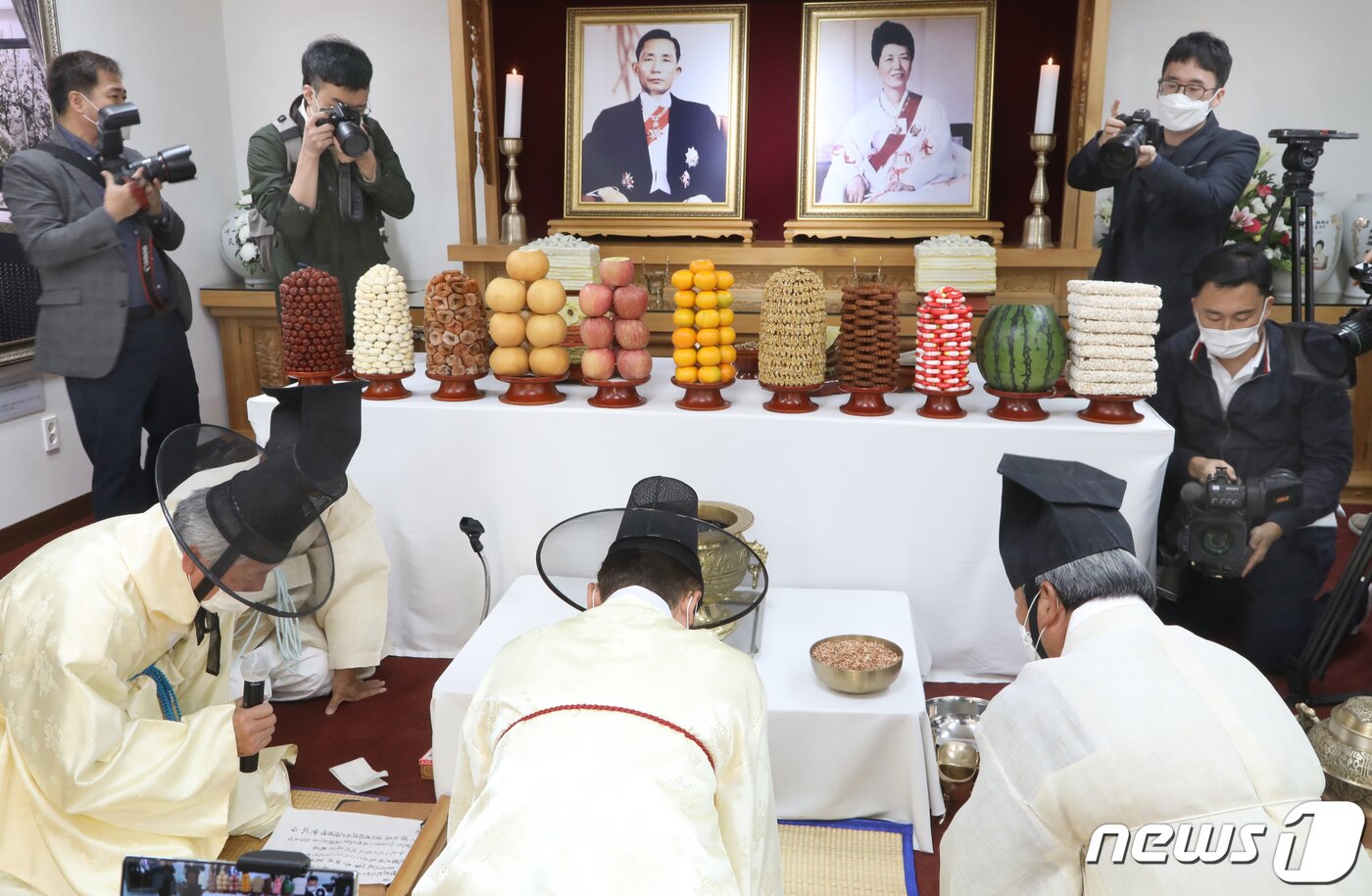 본문 이미지 - 26일 경북 구미시 박정희 생가에서 열린 박 전 대통령 41주기 추모식에서 이철우 경북지사가 초헌관으로 제례를 지내고 있다. 이날 추모식은 코로나19로 추도식은 하지 않고 헌관들도 추모관 밖에서 대기하다가 제례때만 입장했고 추모객들은 야외 주차장에 마련된 대형 스크린으로 추모행사를 지켜본 후 제례가 끝난 후 헌화했다. 2020.10.26 뉴스1 ⓒ News1 정우용 기자