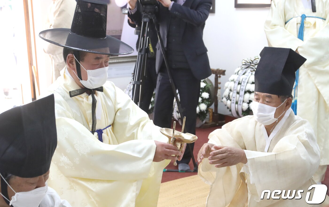 본문 이미지 - 26일 경북 구미시 박정희 생가에서 열린 박 전 대통령 41주기 추모식에서 김재상 구미시의장이 종헌관으로 제례를 지내고 있다. 이날 추모식은 코로나19로 추도식은 하지 않고 헌관들도 추모관 밖에서 대기하다가 제례때만 입장했고 추모객들은 야외 주차장에 마련된 대형 스크린으로 추모행사를 지켜본 후 제례가 끝난 후 헌화했다. 2020.10.26 뉴스1 ⓒ News1 정우용 기자