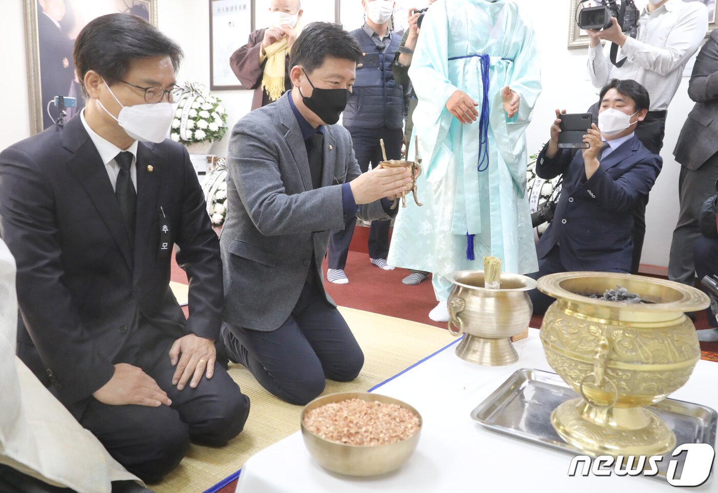 본문 이미지 - 26일 경북 구미시 박정희 생가에서 열린 박 전 대통령 41주기 추모식에서 김영식, 구자근 의원(왼쪽부터)이 술잔을 올리고 있다. 이날 추모식은 코로나19로 추도식은 하지 않고 헌관들도 추모관 밖에서 대기하다가 제례때만 입장했고 추모객들은 야외 주차장에 마련된 대형 스크린으로 추모행사를 지켜본 후 제례가 끝난 후 헌화했다. 2020.10.26 뉴스1 ⓒ News1 정우용 기자