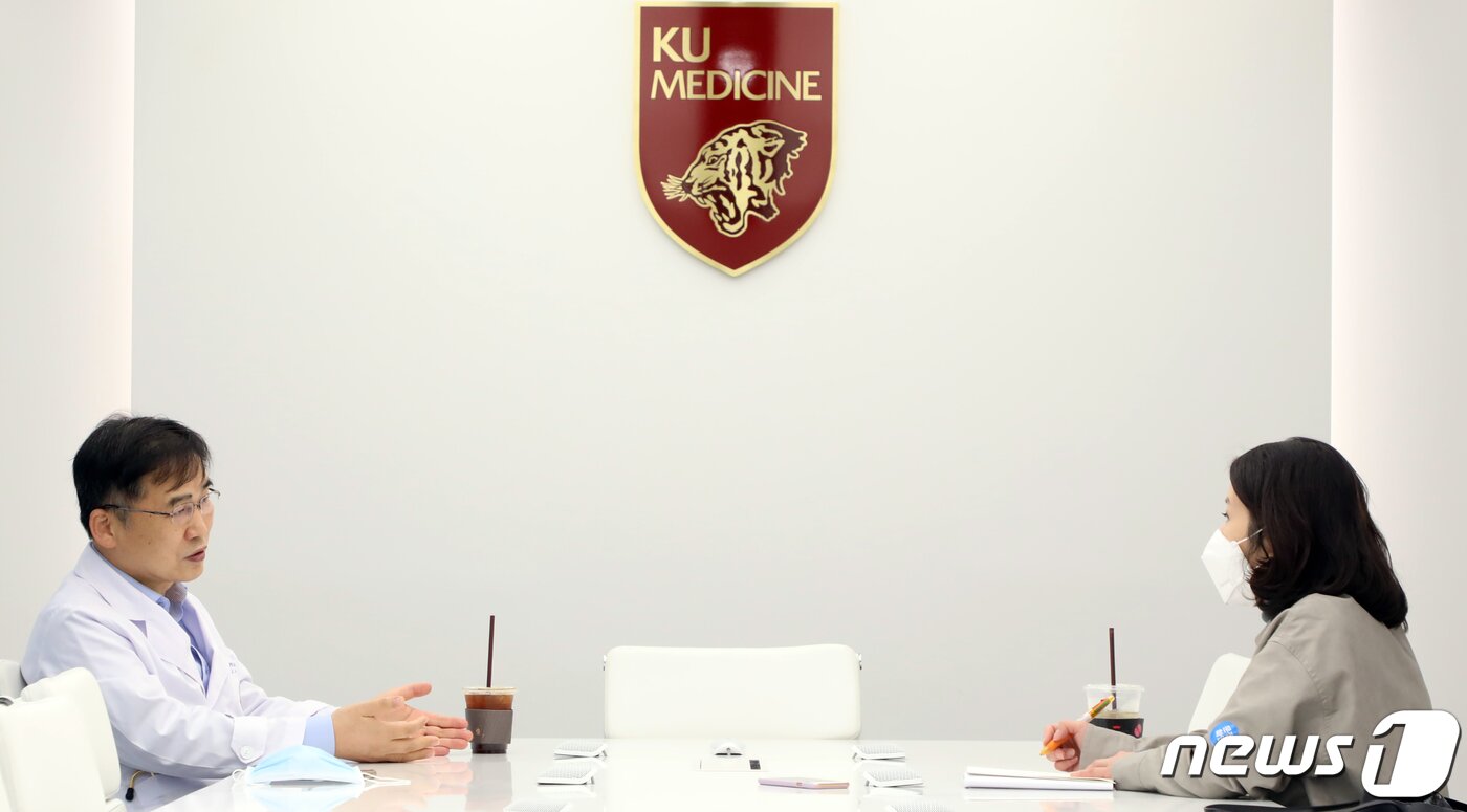 본문 이미지 - 김우주 고려대 감염내과 교수가 26일 서울 구로구 고려대학교 구로병원에서 뉴스1과 인터뷰를 하고 있다. 2020.10.26/뉴스1 ⓒ News1 김명섭 기자