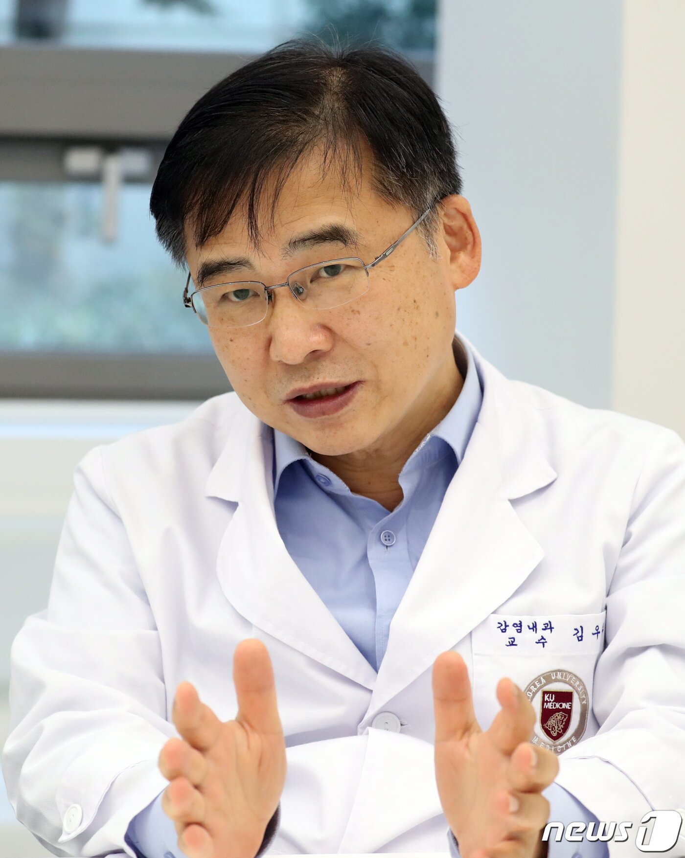 본문 이미지 - 김우주 고려대 감염내과 교수가 26일 서울 구로구 고려대학교 구로병원에서 뉴스1과 인터뷰를 하고 있다. 2020.10.26/뉴스1 ⓒ News1 김명섭 기자