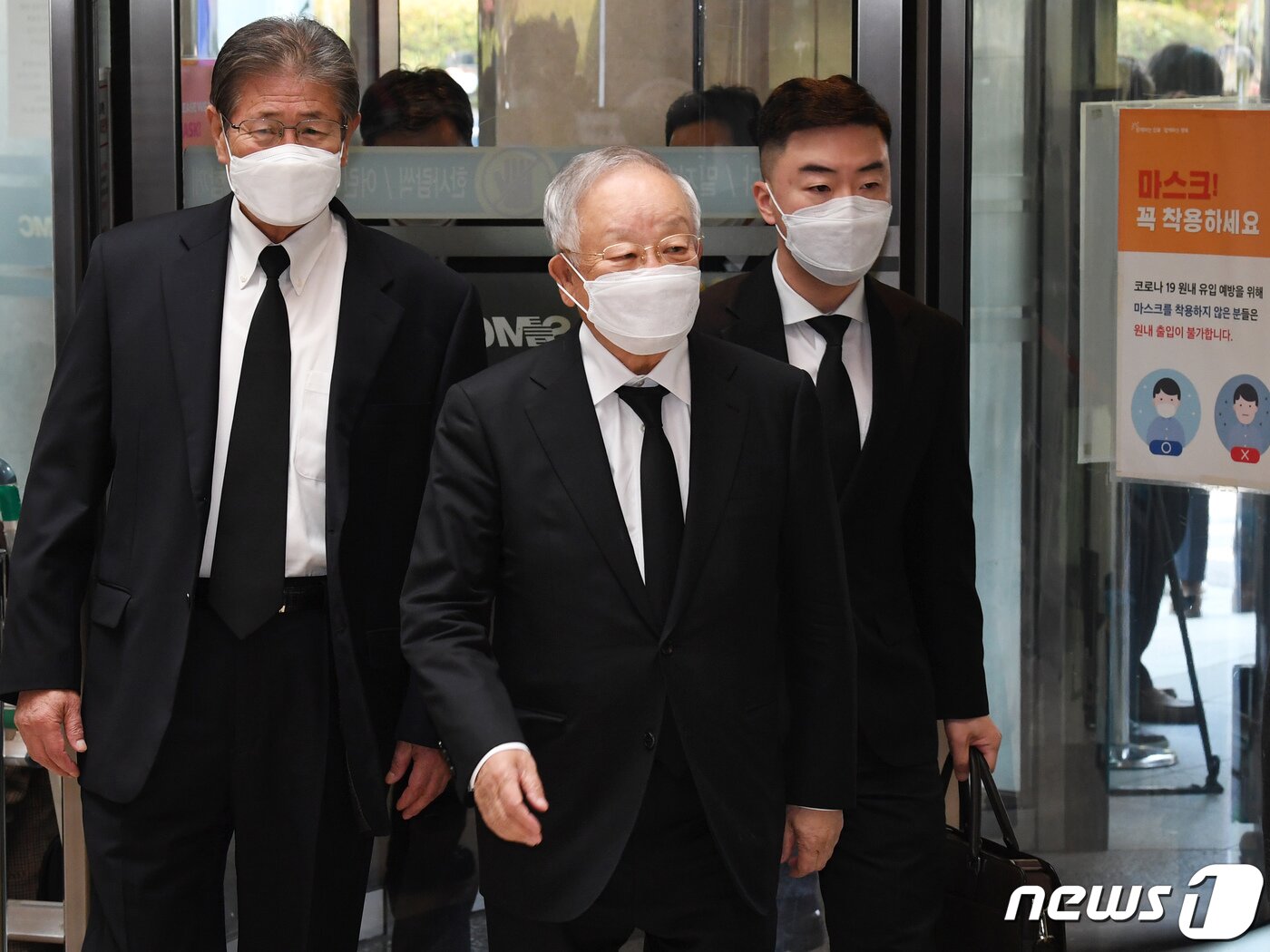 본문 이미지 - 손경식 한국경영자총협회 회장(가운데)이 26일 오후 고 이건희 삼성그룹 회장 빈소가 마련된 서울 강남구 삼성서울병원 장례식장에 들어서고 있다. 2020.10.26/뉴스1 ⓒ News1 사진공동취재단