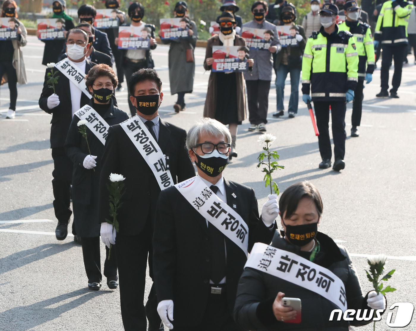 (서울=뉴스1) 허경 기자 = 우리공화당 관계자들이 26일 서울 중구 한국은행 로터리에서 박정희 전 대통령 서거 추모 행진을 하고 있다. 2020.10.26/뉴스1