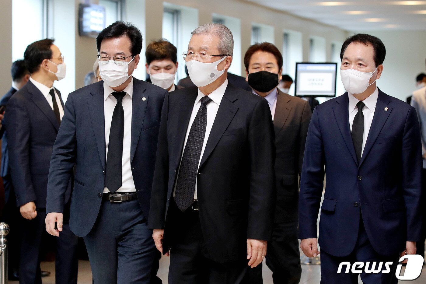 본문 이미지 - 김종인 국민의힘 비상대책위원장이 26일 오후 고 이건희 삼성그룹 회장 빈소가 마련된 서울 강남구 삼성서울병원 장례식장을 찾아 조문을 마친 후 나서고 있다. 2020.10.26/뉴스1 ⓒ News1 사진공동취재단