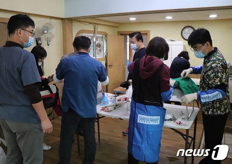 본문 이미지 - 경기도수의사회 소속 수의사 등은 25일 경기 용인시의 한 사설 동물보호소에서 의료 봉사를 진행했다. 사진 경기도수의사회 제공 ⓒ 뉴스1