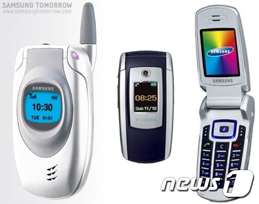 본문 이미지 - 이건희폰이라는 별명으로 불렸던 SGH-T100(왼쪽)과 SGH-E700 (삼성전자 제공) ⓒ 뉴스1