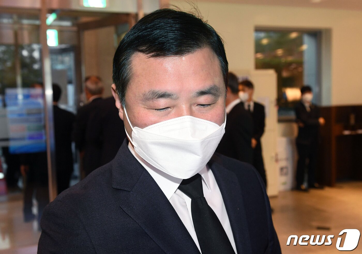 본문 이미지 - 노태문 삼성전자 IT·모바일(IM) 사장이 26일 오후 고 이건희 삼성그룹 회장 빈소가 마련된 서울 강남구 삼성서울병원 장례식장에 들어서고 있다. 2020.10.26/뉴스1 ⓒ News1 사진공동취재단