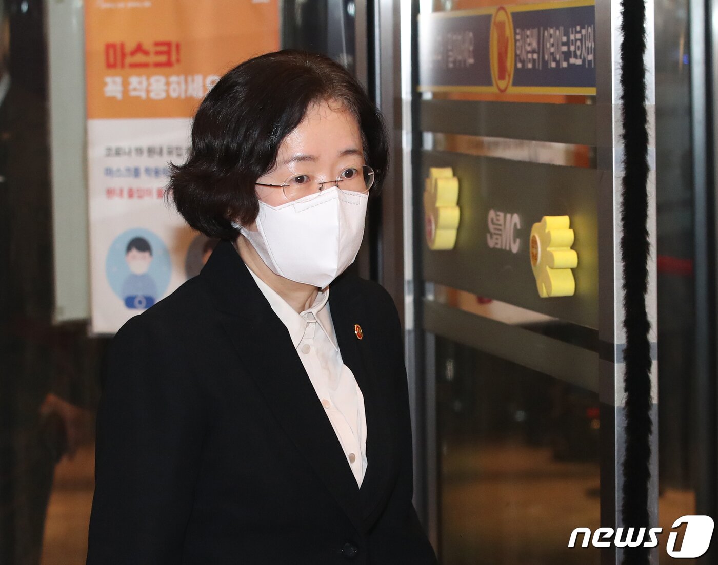 본문 이미지 - 조성욱 공정거래위원장이 26일 오후 고 이건희 삼성그룹 회장 빈소가 마련된 서울 강남구 삼성서울병원 장례식장에 들어서고 있다. 2020.10.26/뉴스1 ⓒ News1 송원영 기자