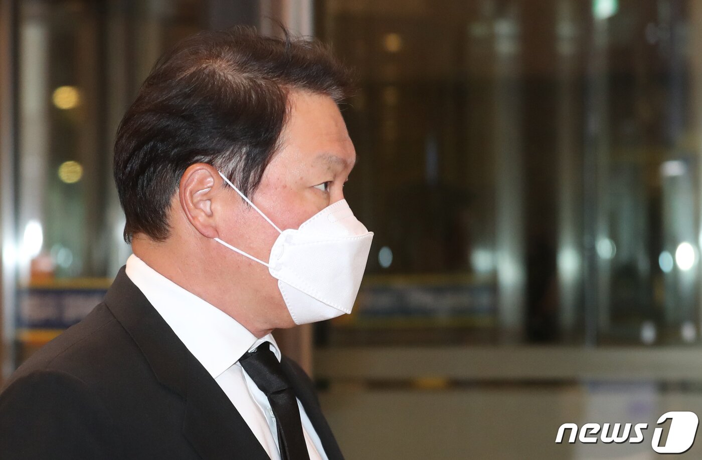 본문 이미지 - 최태원 SK 회장이 26일 오후 고(故) 이건희 삼성그룹 회장 빈소가 마련된 서울 강남구 서울삼성병원 장례식장에 들어서고 있다. 2020.10.26/뉴스1 ⓒ News1 ,송원영 기자