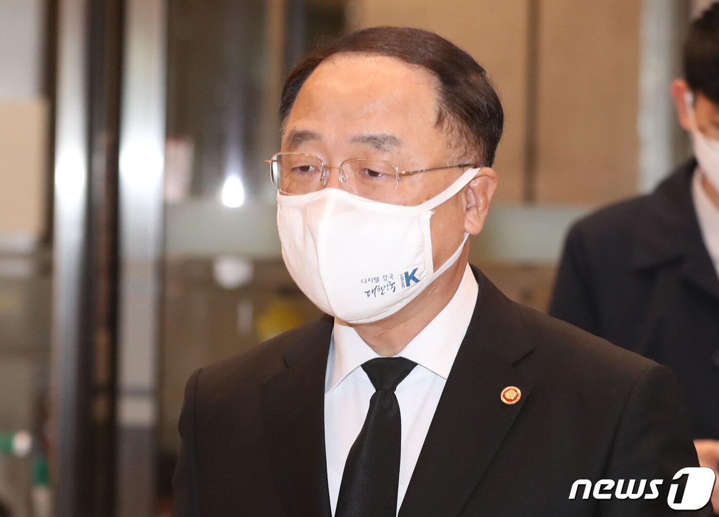 본문 이미지 - 홍남기 부총리 겸 기획재정부 장관이 26일 오후 고(故) 이건희 삼성그룹 회장 빈소가 마련된 서울 강남구 서울삼성병원 장례식장에 들어서고 있다. 2020.10.26/뉴스1 ⓒ News1 송원영 기자