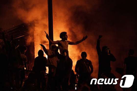 지난5월29일(현지시간) 미국 미네소타주 미니애폴리스시에서 시위대가 백인 경찰의 무릎에 눌여 숨진 비무장 흑인 남성 조지 플로이드의 죽음에 항의하고 있다. © AFP=뉴스1
