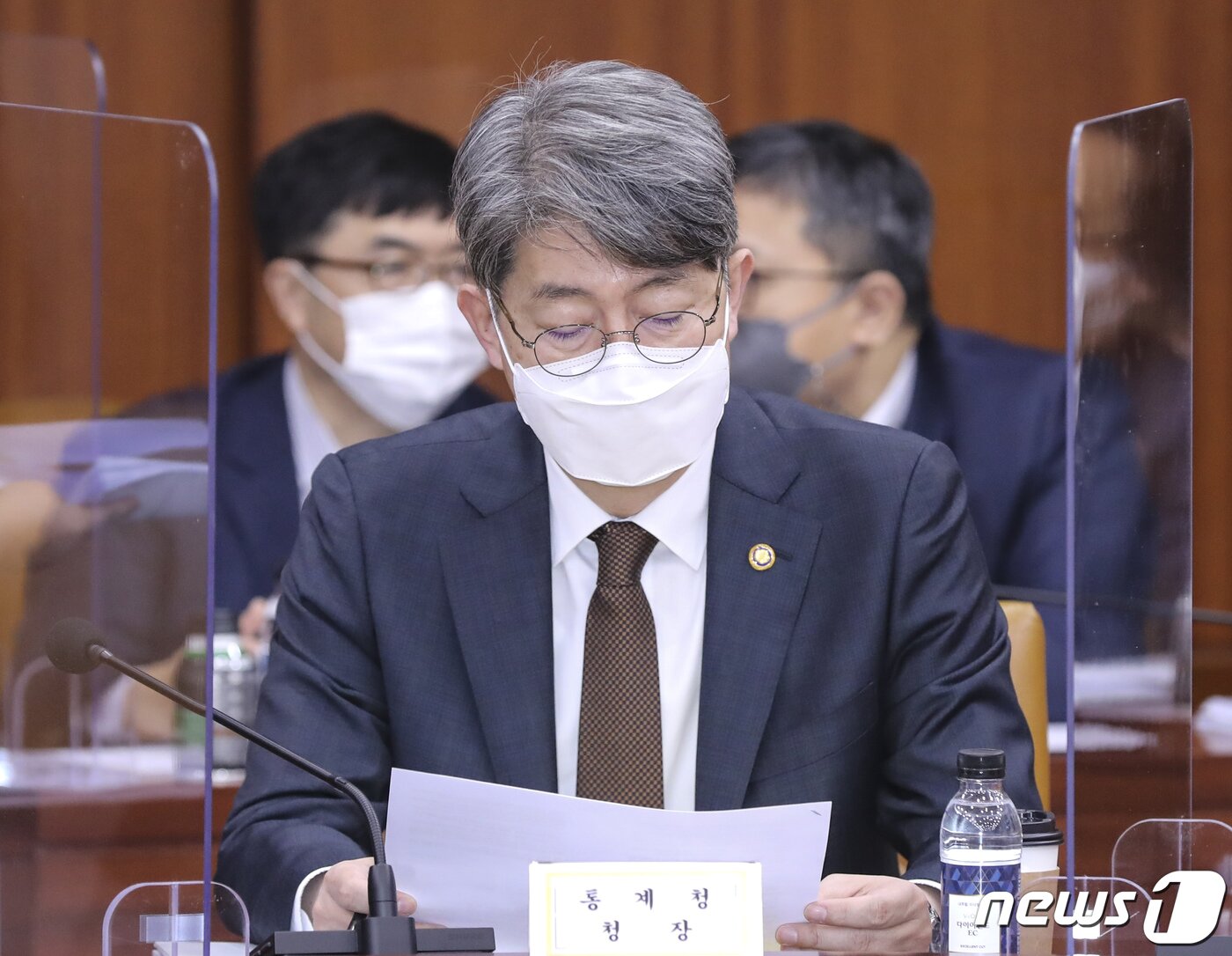 본문 이미지 - 강신욱 통계청장이 27일 오전 서울 종로구 정부서울청사에서 열린 제4차 혁신성장전략회의 겸 제39차 경제관계장관회의에서 자료를 살펴보고 있다. 2020.10.27/뉴스1 ⓒ News1 안은나 기자