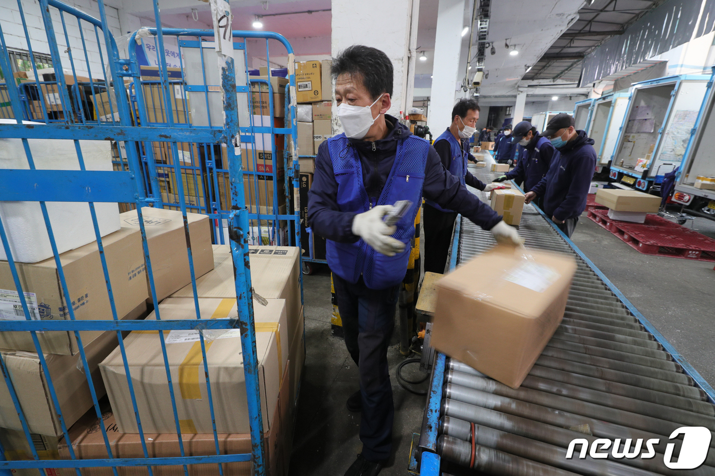 (서울=뉴스1) 국회사진취재단 = 27일 서울 마포구 한진택배 마포 터미널애서 택배 노동자들이 분류작업을 하고 있다. 2020.10.27/뉴스1