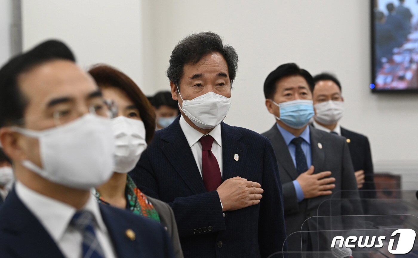본문 이미지 - 이낙연 더불어민주당 대표가 27일 오전 국회에서 화상 연결로 소속 의원들과 진행한 온택트 의원총회에서 국민의례를 하고 있다. 2020.10.27/뉴스1 ⓒ News1 박세연 기자