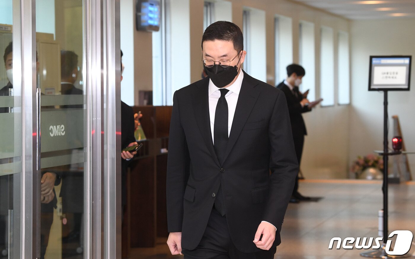 본문 이미지 - 구광모 LG 회장이 27일 고 이건희 삼성그룹 회장의 빈소가 마련된 서울 강남구 서울삼성병원 장례식장에서 조문을 마친 뒤 이동하고 있다. 2020.10.27/뉴스1 ⓒ News1 사진공동취재단