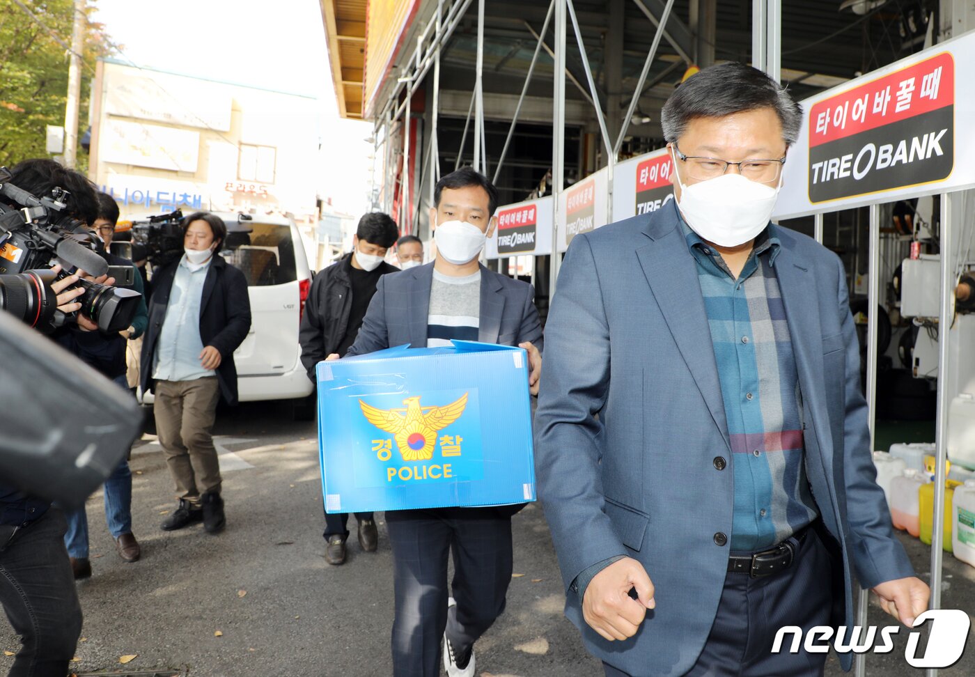 본문 이미지 - 27일 오후 광주 서구 타이어뱅크 상무점 압수수색을 마친 경찰이 압수용 상자를 들고 매장을 빠져 나가고 있다.2020.10.27 /뉴스1 ⓒ News1 허단비 기자