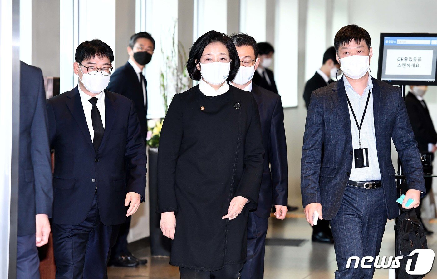 본문 이미지 - 박영선 중소벤처기업부 장관이 27일 서울 강남구 삼성서울병원 장례식장에 마련된 고 이건희 삼성그룹 회장의 빈소에서 조문을 마친 뒤 나서고 있다. 2020.10.27/뉴스1 ⓒ News1 사진공동취재단