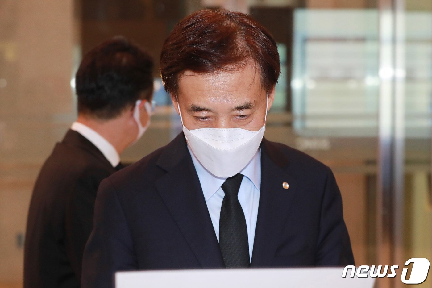 본문 이미지 - 이주열 한국은행 총재가 27일 오후 고(故) 이건희 삼성그룹 회장의 빈소가 마련된 서울 강남구 서울삼성병원 장례식장에 들어서며 QR 출입증을 발급하고 있다. 2020.10.27/뉴스1 ⓒ News1 박정호 기자