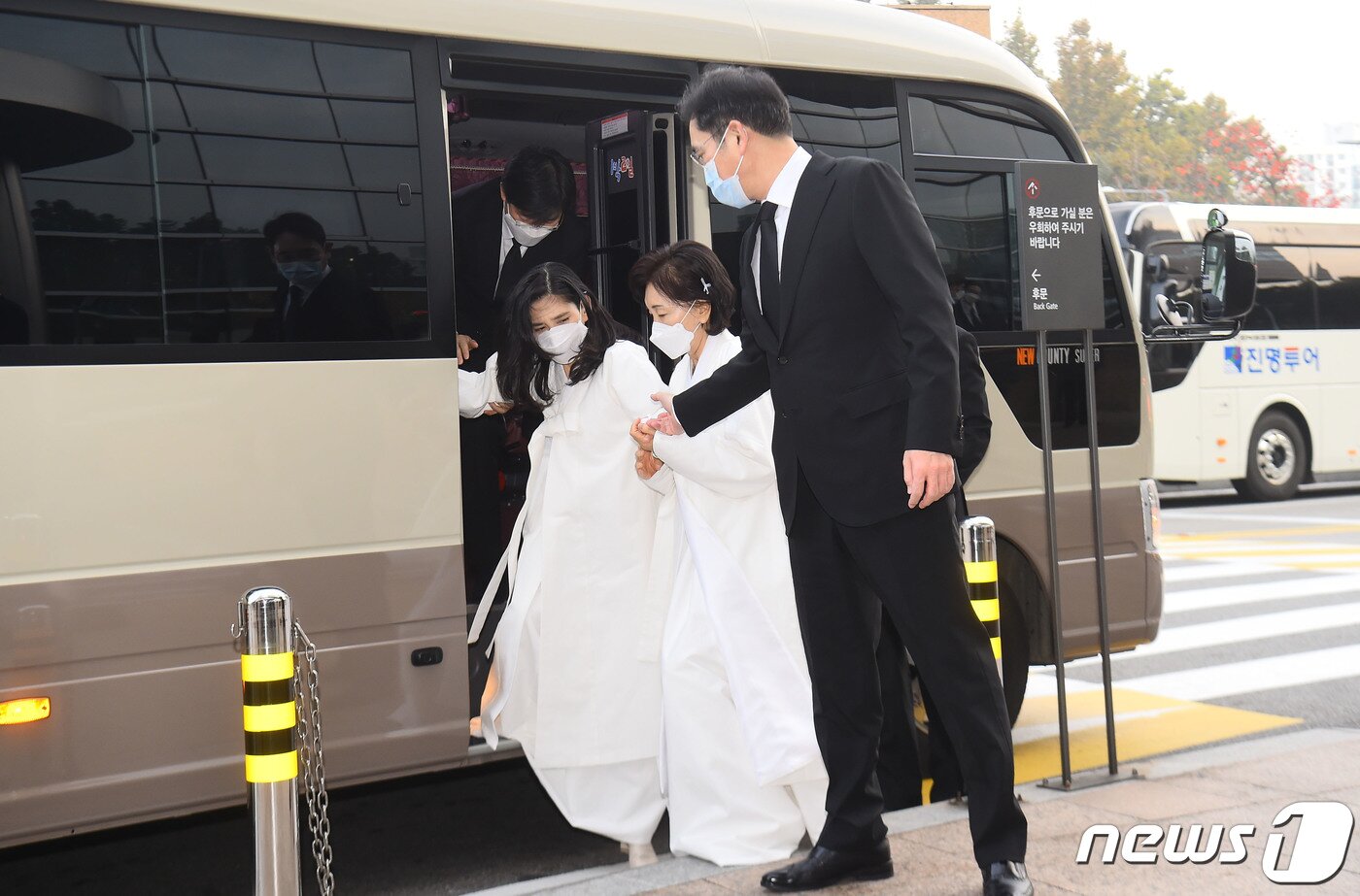 본문 이미지 - 2020년 10월 28일 오전 서울 강남구 삼성서울병원 암병원 강당에서 비공개로 열린 고(故) 이건희 삼성그룹 회장의 영결식에 홍라희 전 리움미술관장과 이재용 삼성전자 부회장, 이부진 호텔신라 사장 등 유족들이 참석하고 있다. 2020.10.28/뉴스1 ⓒ News1 사진공동취재단