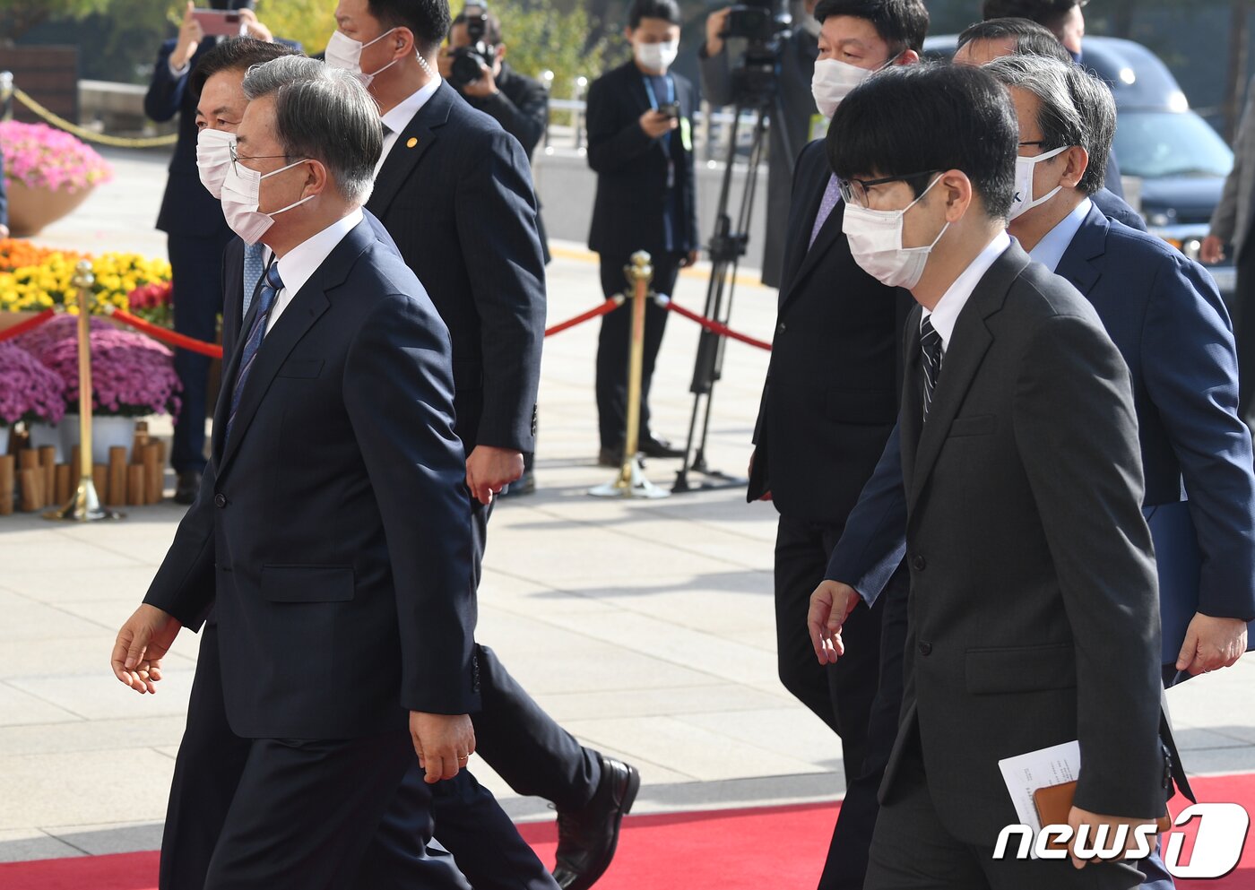 본문 이미지 - 문재인 대통령이 2021년도 정부 예산안 처리를 위한 시정연설을 위해 28일 오전 서울 여의도 국회 본청으로 들어서는 가운데, 탁현민 청와대 의전비서관이 뒤를 따르고 있다. 2020.10.28/뉴스1 ⓒ News1 박세연 기자