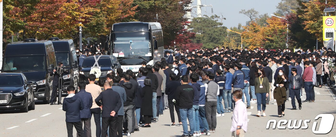 본문 이미지 - 고(故) 이건희 삼성그룹 회장의 운구차량이 28일 경기도 화성사업장에서 직원들과 마지막 인사를 하고 있다. 이날 영결식에는 홍라희 전 리움미술관장과 이재용 삼성전자 부회장, 이부진 호텔신라 사장, 이서현 삼성복지재단 이사장 등 유족이 참석했다. 2020.10.28/뉴스1 ⓒ News1 허경 기자