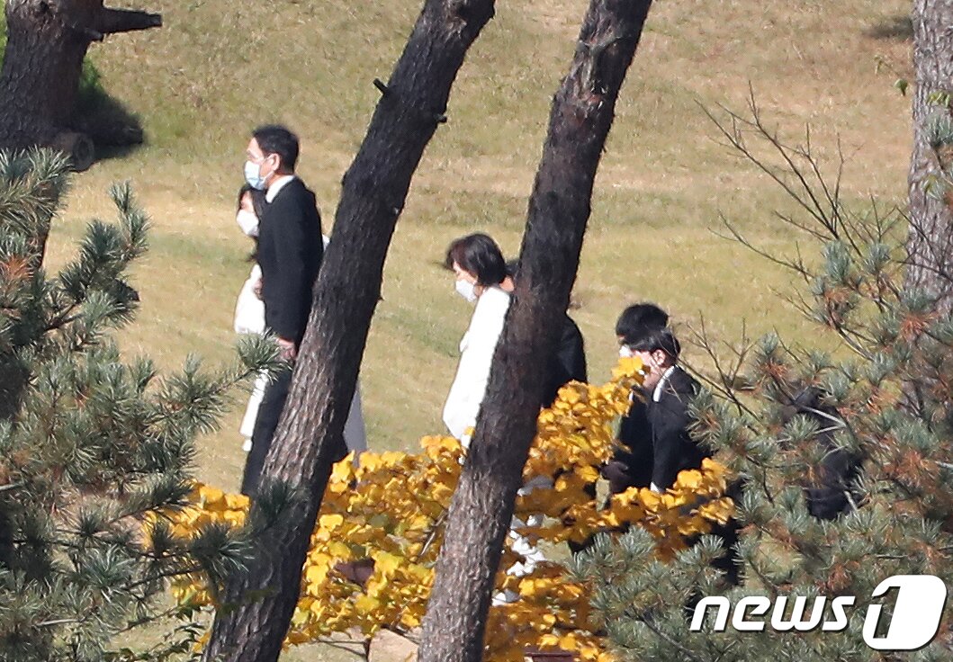 본문 이미지 - 고(故) 이건희 삼성그룹 회장의 영결식이 엄수된 28일 오후 경기도 수원시 소재 삼성가 선산에서 이재용 삼성전자 부회장을 비롯한 유가족들이 장지로 향하고 있다. 2020.10.28/뉴스1 ⓒ News1 조태형 기자