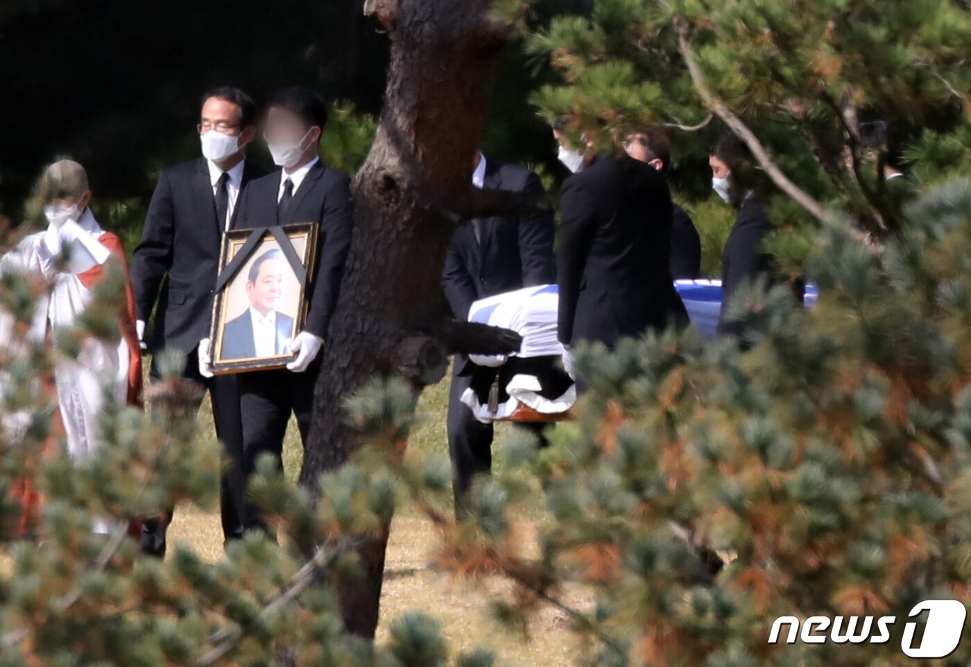 본문 이미지 - 고(故) 이건희 삼성그룹 회장의 운구행렬이 28일 오후 경기도 수원시 소재 삼성가 선산에서 장지로 향하고 있다. 2020.10.28/뉴스1 ⓒ News1 조태형 기자