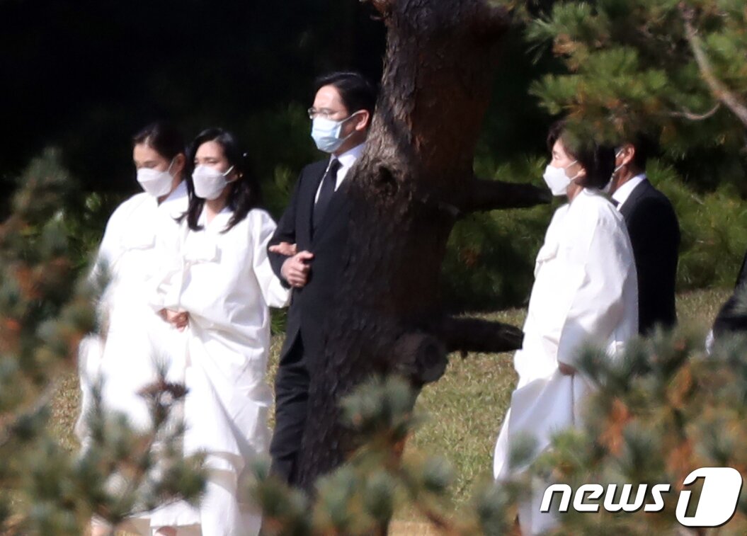 본문 이미지 - 고(故) 이건희 삼성그룹 회장의 영결식이 엄수된 28일 오후 경기도 수원시 소재 삼성가 선산에서 (왼쪽부터) 이서현 삼성복지재단 이사장, 이부진 호텔신라 대표, 이재용 삼성전자 부회장, 홍라희 전 리움미술관장이 장지로 향하고 있다. 2020.10.28/뉴스1 ⓒ News1 조태형 기자