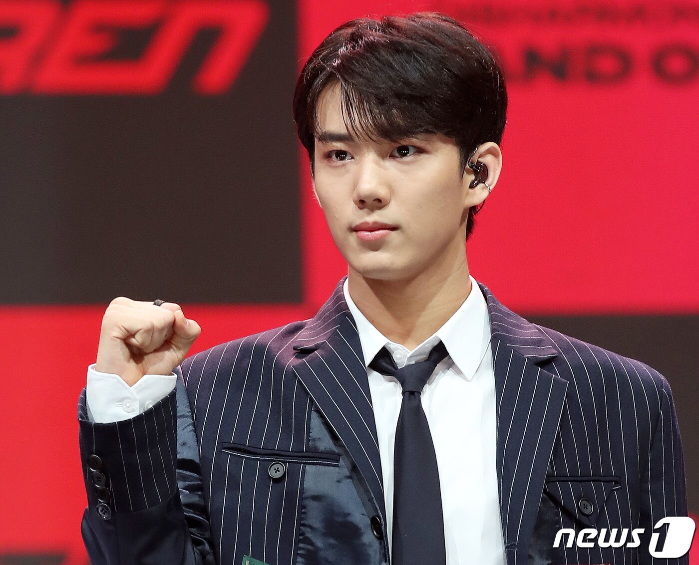 본문 이미지 - 보이그룹 P1Harmony(피원하모니)의 인탁이 28일 오후 서울 송파구 올림픽공원 내 올림픽홀에서 열린 첫 번째 미니 앨범 ‘DISHARMONY : STAND OUT’ 발매 기념 쇼케이스에서 포즈를 취하고 있다. 2020.10.28/뉴스1 ⓒ News1 김진환 기자