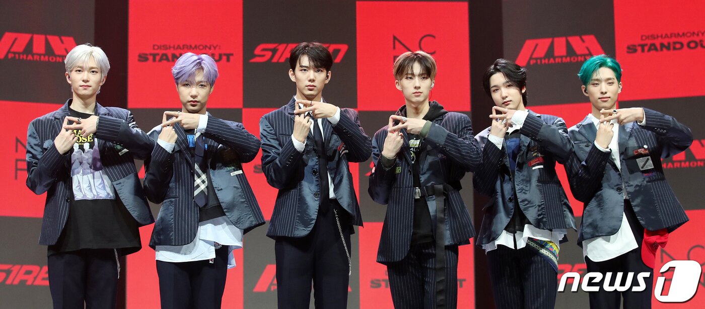 본문 이미지 - 보이그룹 P1Harmony(피원하모니) 테오(왼쪽부터), 종섭, 인탁, 지웅, 소울, 기호가 28일 오후 서울 송파구 올림픽공원 내 올림픽홀에서 열린 첫 번째 미니 앨범 ‘DISHARMONY : STAND OUT’ 발매 기념 쇼케이스에서 포즈를 취하고 있다. 2020.10.28/뉴스1 ⓒ News1 김진환 기자