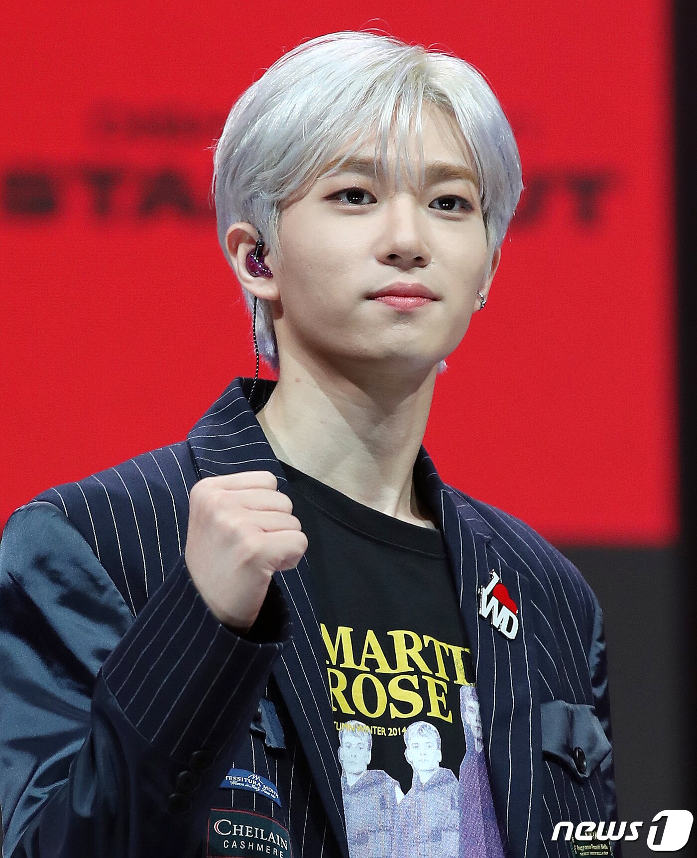 본문 이미지 - 보이그룹 P1Harmony(피원하모니)의 테오가 28일 오후 서울 송파구 올림픽공원 내 올림픽홀에서 열린 첫 번째 미니 앨범 ‘DISHARMONY : STAND OUT’ 발매 기념 쇼케이스에서 포즈를 취하고 있다. 2020.10.28/뉴스1 ⓒ News1 김진환 기자