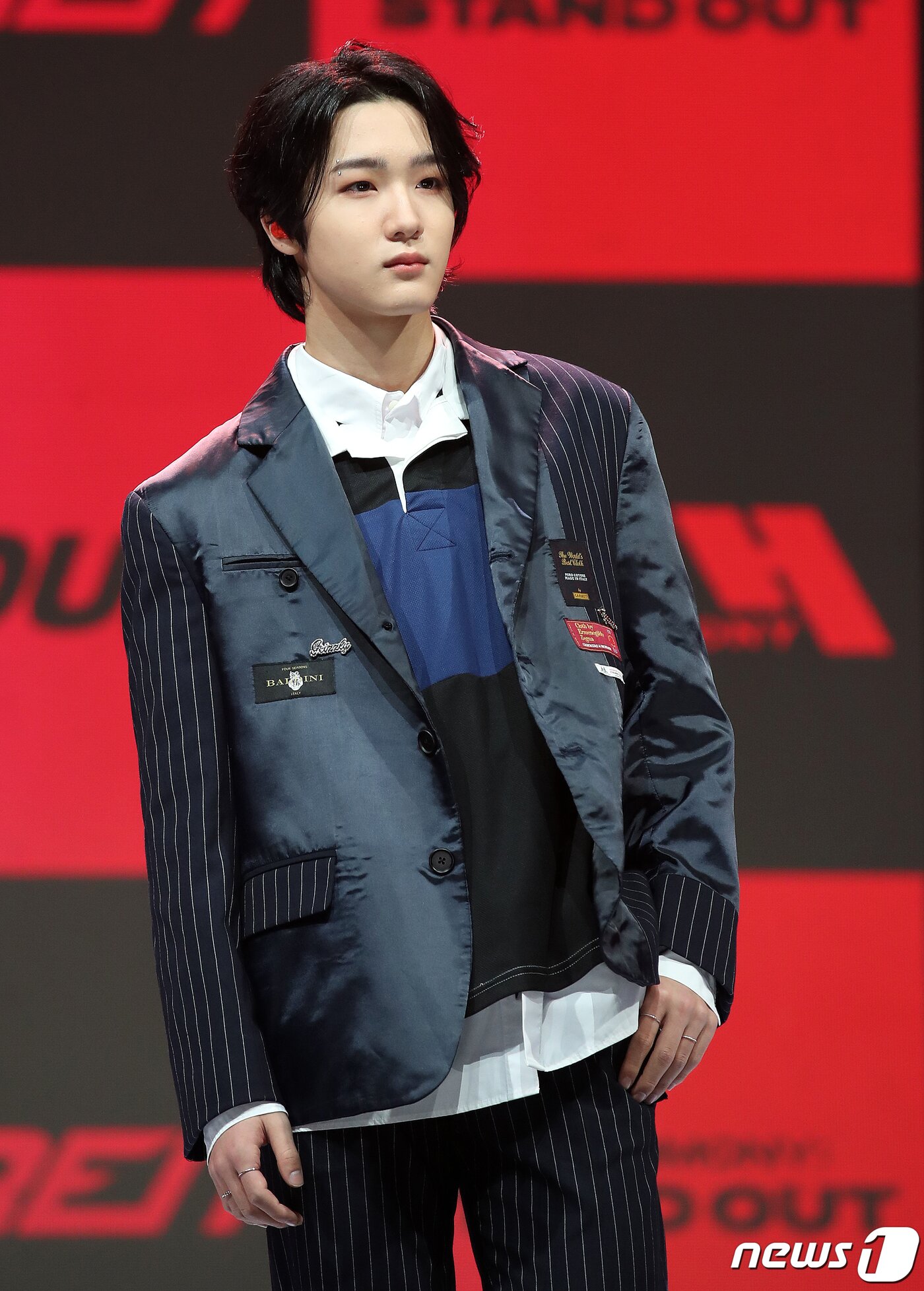 본문 이미지 - 보이그룹 P1Harmony(피원하모니)의 소울이 28일 오후 서울 송파구 올림픽공원 내 올림픽홀에서 열린 첫 번째 미니 앨범 ‘DISHARMONY : STAND OUT’ 발매 기념 쇼케이스에서 포즈를 취하고 있다. 2020.10.28/뉴스1 ⓒ News1 김진환 기자