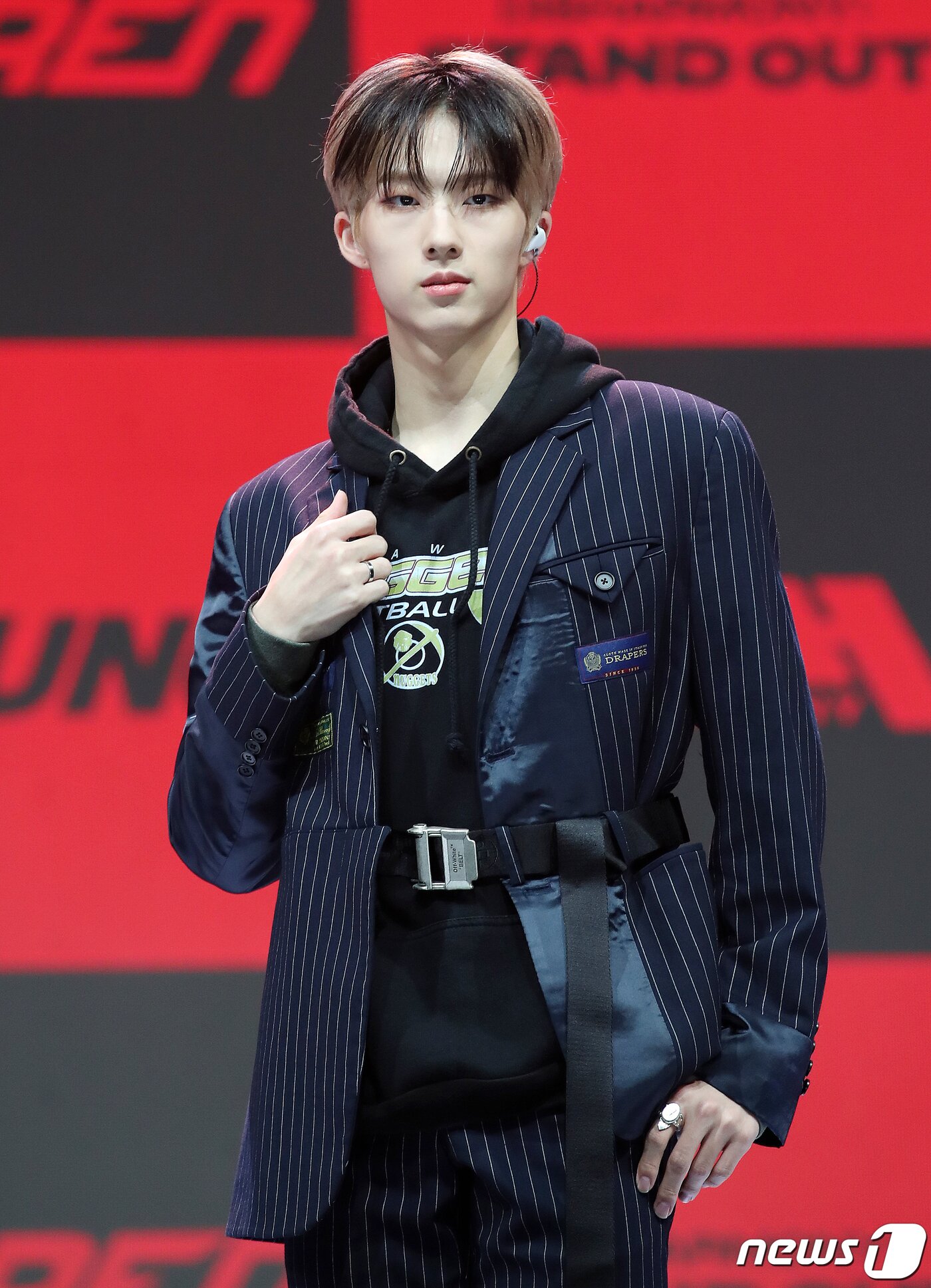 본문 이미지 - 보이그룹 P1Harmony(피원하모니)의 지웅이 28일 오후 서울 송파구 올림픽공원 내 올림픽홀에서 열린 첫 번째 미니 앨범 ‘DISHARMONY : STAND OUT’ 발매 기념 쇼케이스에서 포즈를 취하고 있다. 2020.10.28/뉴스1 ⓒ News1 김진환 기자