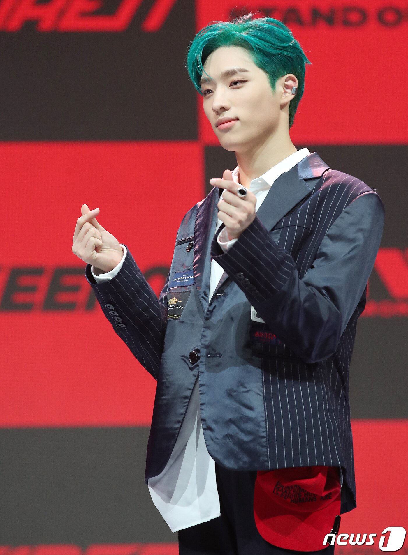 본문 이미지 - 보이그룹 P1Harmony(피원하모니)의 기호가 28일 오후 서울 송파구 올림픽공원 내 올림픽홀에서 열린 첫 번째 미니 앨범 ‘DISHARMONY : STAND OUT’ 발매 기념 쇼케이스에서 포즈를 취하고 있다. 2020.10.28/뉴스1 ⓒ News1 김진환 기자