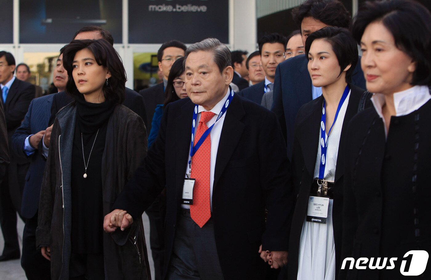 본문 이미지 - 이건희 삼성전자 회장(사진 중앙)이 2010년 1월(현지시간) 미국 라스베이거스에서 열린 국제가전전시회(CES2010)에서 장녀인 이부진 호텔신라 사장(사진 앞쪽 왼쪽),과 차녀 이서현 삼성복지재단 이사장(사진 앞쪽 오른쪽에서 두번째), 부인 홍라희 여사와 함께 부스를 둘러보고 있다. ⓒ 뉴스1