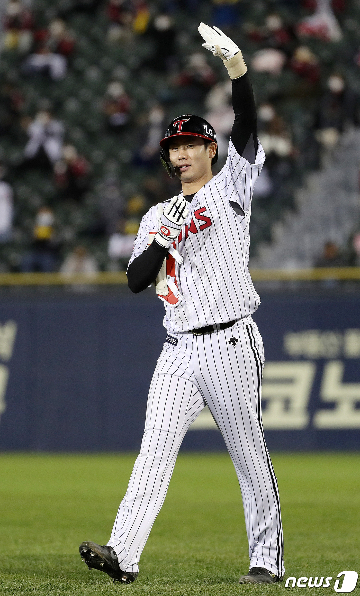 (서울=뉴스1) 김진환 기자 = 28일 오후 서울 송파구 잠실야구장에서 열린 '2020 프로야구 신한은행 SOL KBO리그' 한화이글스와 LG트윈스의 경기에서 LG 홍창기가 3회말 …