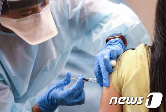 미 캘리포니아 레이크우드의 한 이동진료소에서 의료인이 독감 예방주사를 놓고 있다.© AFP=뉴스1