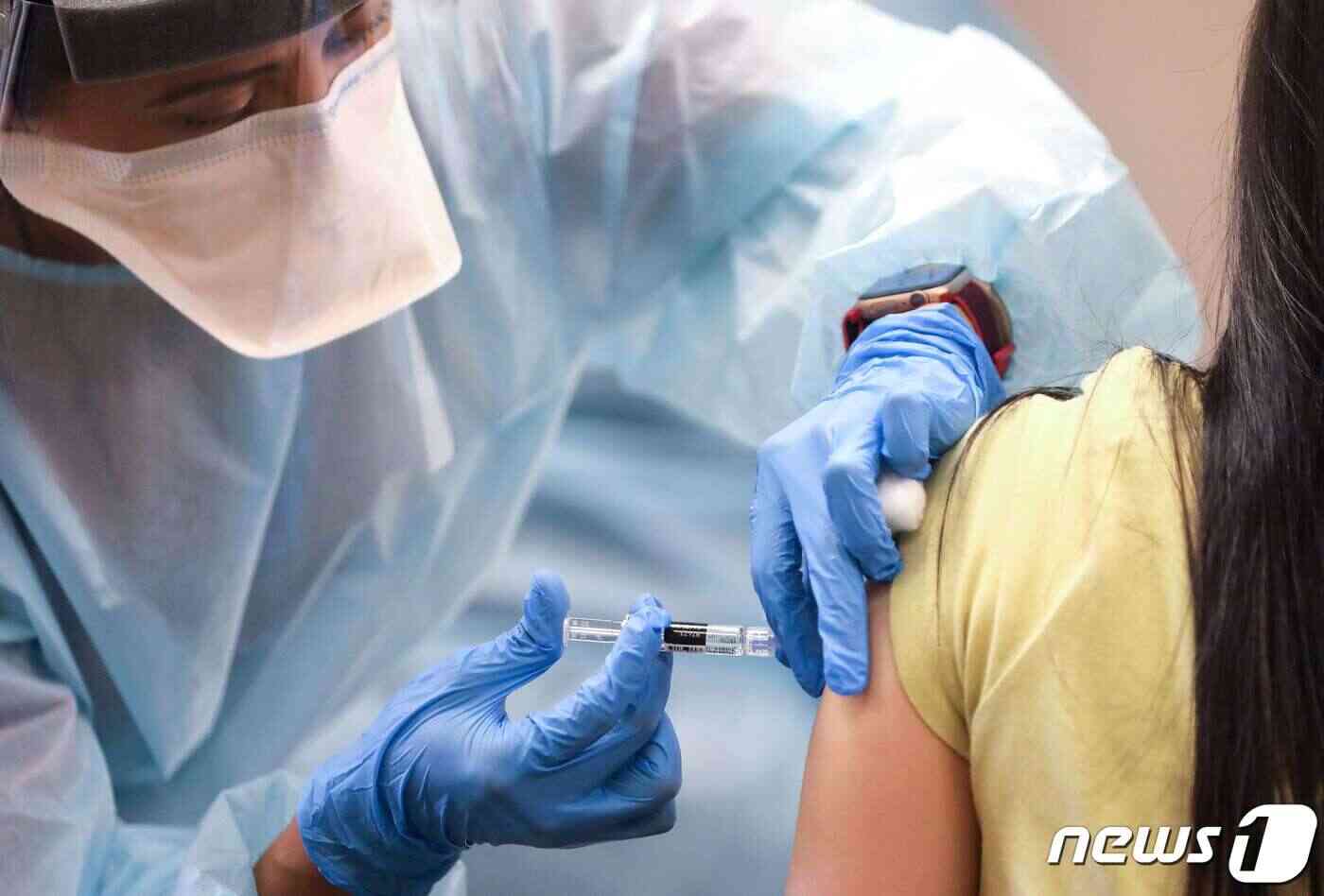 미 캘리포니아 레이크우드의 한 이동진료소에서 의료인이 독감 예방주사를 놓고 있다.© AFP=뉴스1