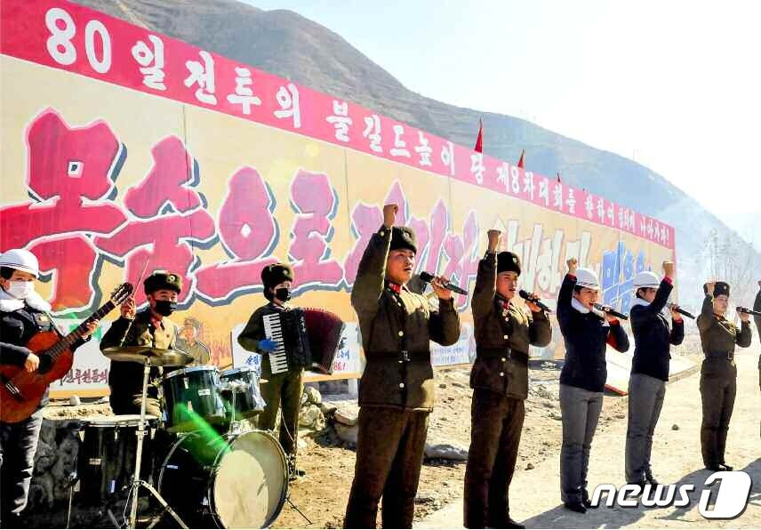 본문 이미지 - (평양 노동신문=뉴스1) = 북한 노동당 기관지 노동신문은 29일 수해 복구 중인 함경남도 검덕지구에 현재까지 1000세대의 살림집(주택)이 완공됐다고 보도했다. 사진은 수해 복구 현장에서 벌어지는 화선식 선전선동 장면. [국내에서만 사용가능. 재배포 금지. DB 금지. For Use Only in the Republic of Korea. Redistribution Prohibited] rodongphoto@news1.kr