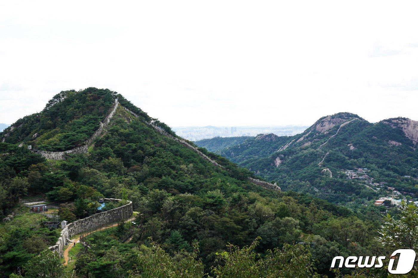 본문 이미지 - 새로 개방된 한양도성 우측면. (청와대 제공) ⓒ 뉴스1