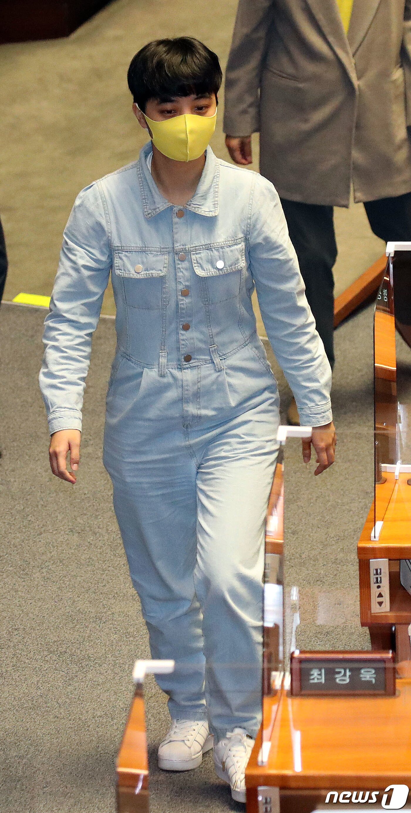 본문 이미지 - 류호정 정의당 의원이 29일 서울 여의도 국회에서 열린 본회의에서 정정순 더불어민주당 의원 체포동의안 투표 후 자리로 향하고 있다. 국민의힘 의원들이 불참한 이번 본회의에서 정의원의 체포동의안은 찬성167표 반대12표로 가결됐다. 2020.10.29/뉴스1 ⓒ News1 성동훈 기자