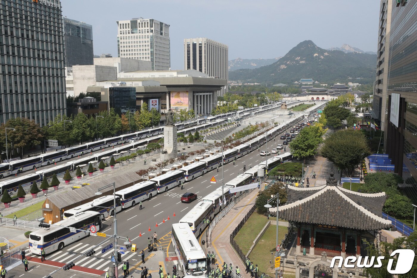 본문 이미지 - 보수단체가 개천절 집회를 예고한 3일 서울 종로구 광화문 광장 일대가 펜스와 차벽으로 둘러 쌓여있다. 2020.10.3/뉴스1 ⓒ News1 임세영 기자