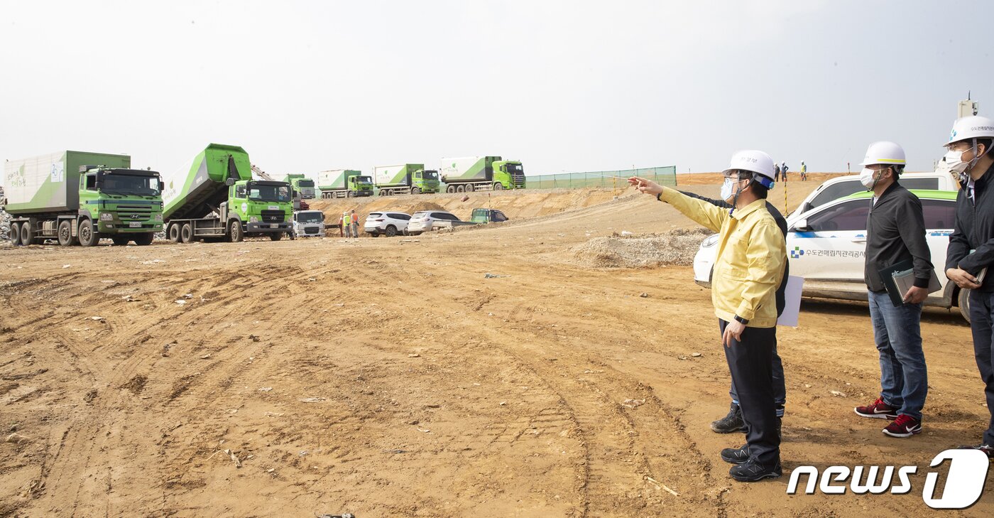 본문 이미지 - 홍정기 전 환경부 차관이 인천 수도권매립지를 방문한 모습. (환경부 제공) /뉴스1