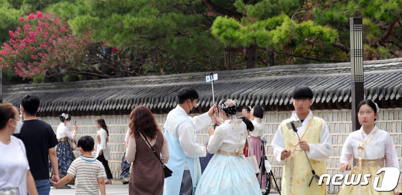 본문 이미지 - 3일 전북 전주시 한옥마을을 찾은 관광객들이 경기전 담장 앞에서 사진을 찍고 있다. 2020.10.3/뉴스1 ⓒ News1 유경석 기자