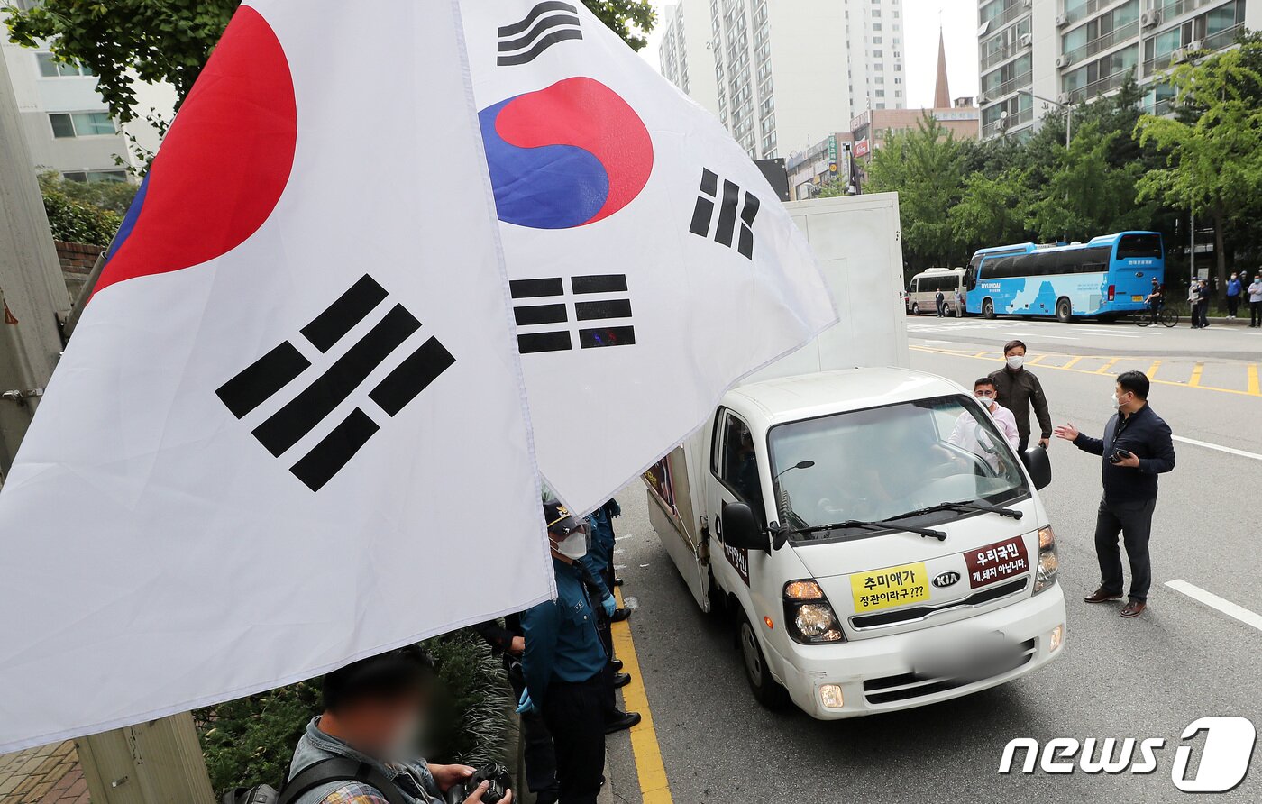 본문 이미지 - 보수단체 '애국순찰팀' 회원들이 3일 오후 서울 광진구 추미애 법무부장관 자택 인근에서 차량을 이용한 드라이브 스루 집회를 하고 있다. 2020.10.3/뉴스1 ⓒ News1 이재명 기자