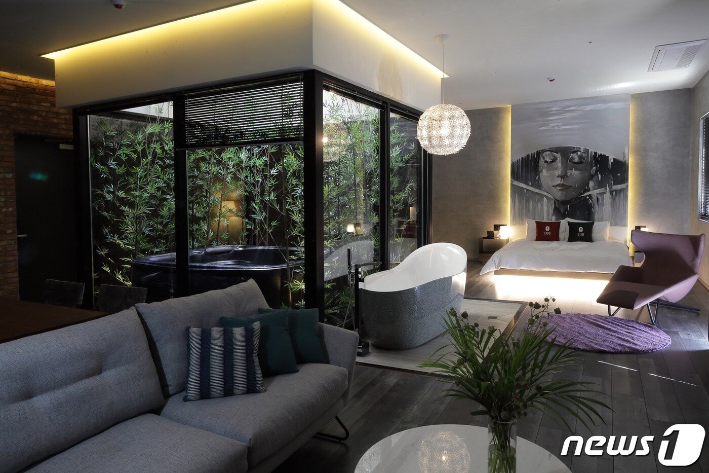 본문 이미지 - 야외테라스에 자쿠지가 마련된 루오호텔 펜트하우스.ⓒ 뉴스1