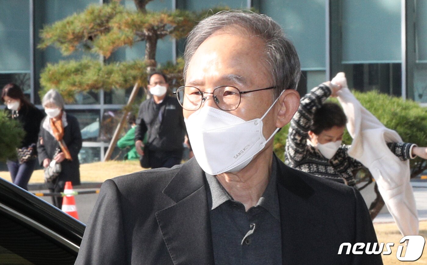 본문 이미지 - 이명박 전 대통령. 2020.10.30/뉴스1 ⓒ News1 황기선 기자